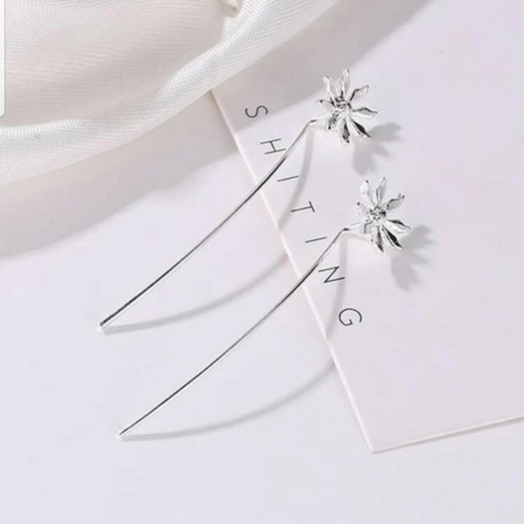 *Gwendolyn* Flower Earrings - Picture 4 of 4